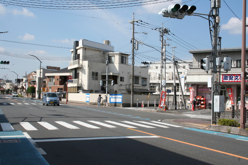 蕨陸橋から来る方は文房具やを右折